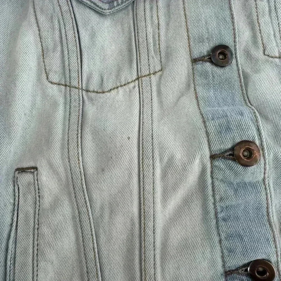 Forever 21 Jean Jacket.  Women’s size small.  Light wash denim. - Picture 4 of 6